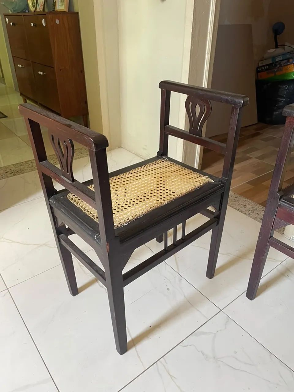 Conjunto sofá e cadeiras - móveis antigos - Foto 5