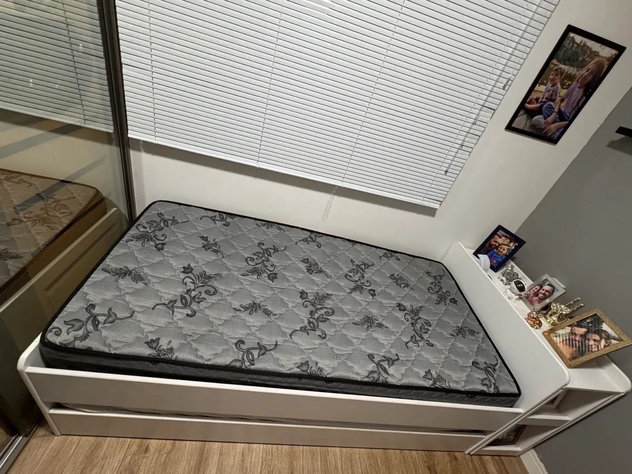 Cama de solteiro com cama auxiliar e bau