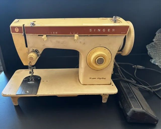 Máquina singer relíquia zig-zag reto funcionando 