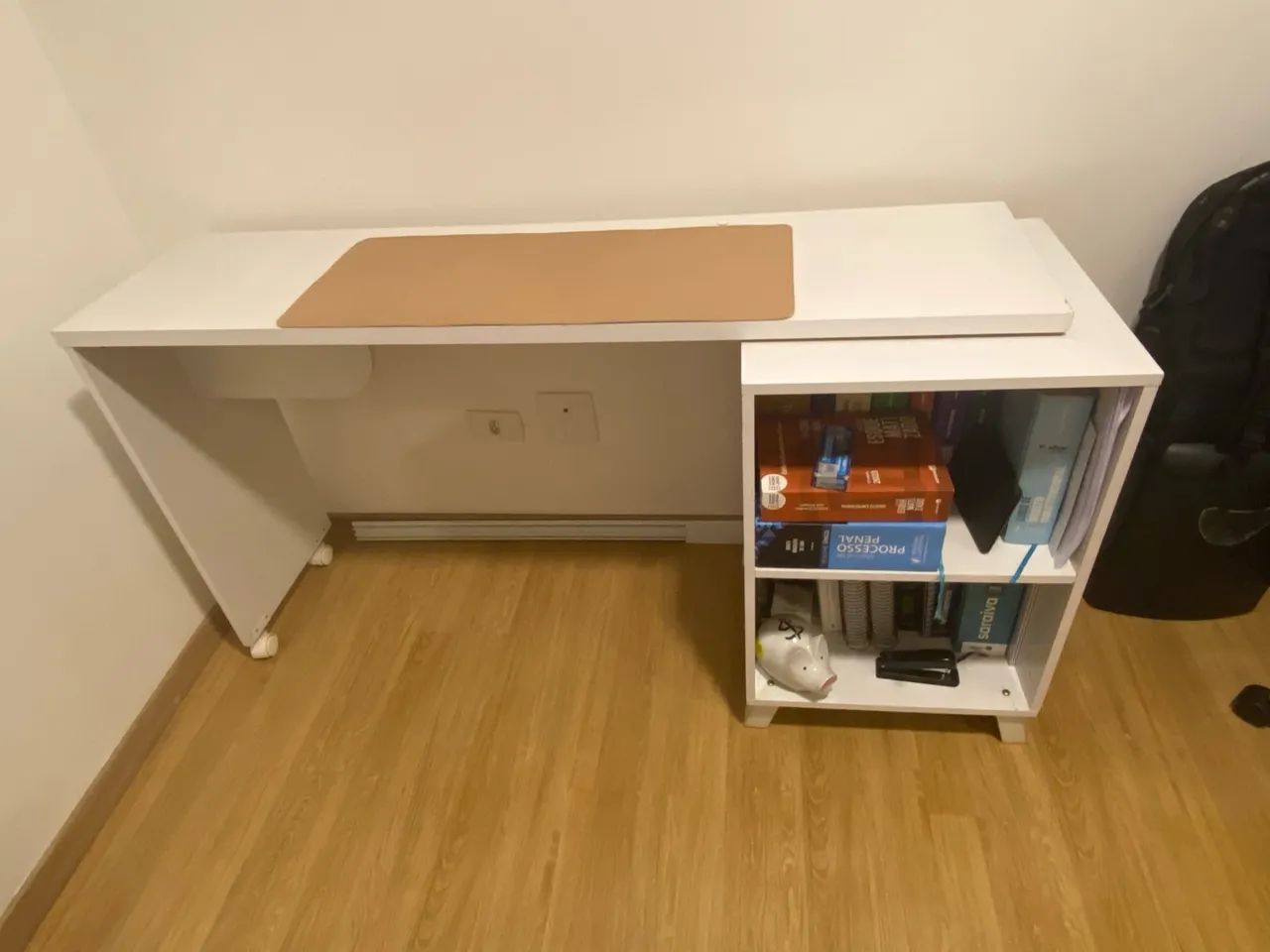 Mesa de escritório com suporte para livro e rodinhas