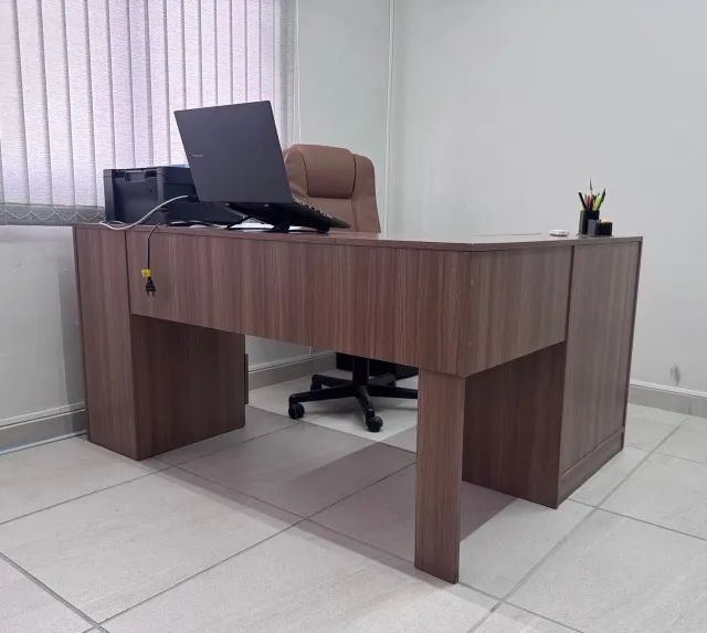 Mesa e estante de escritório 