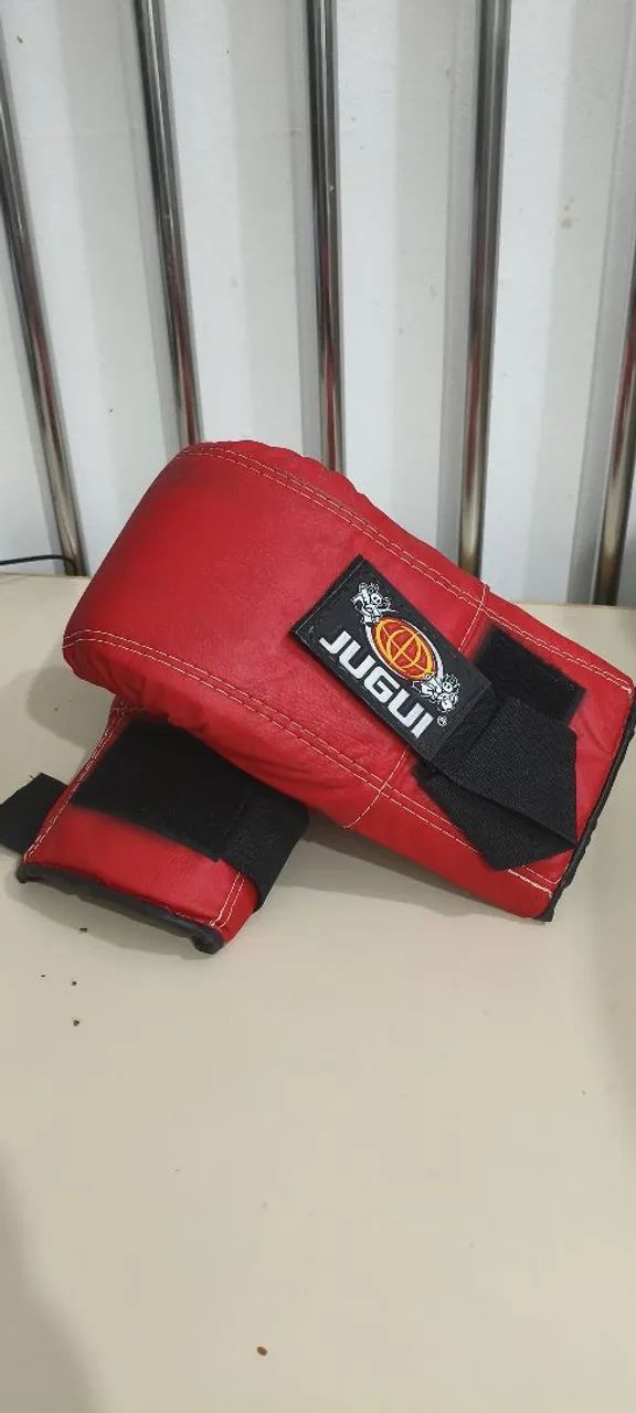 Luva para exercicios praticantes de boxe e muay thai.