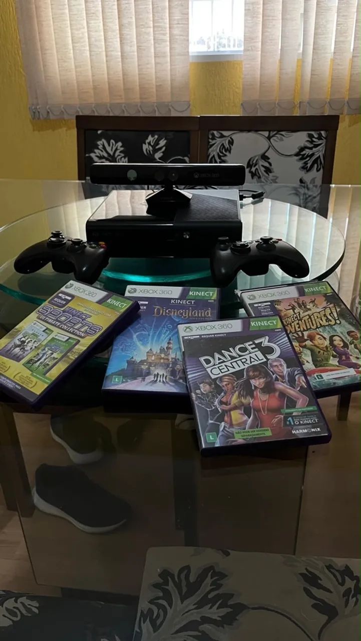Xbox 360 com Kinect, 2 Controles e 4 Jogos com Caixa