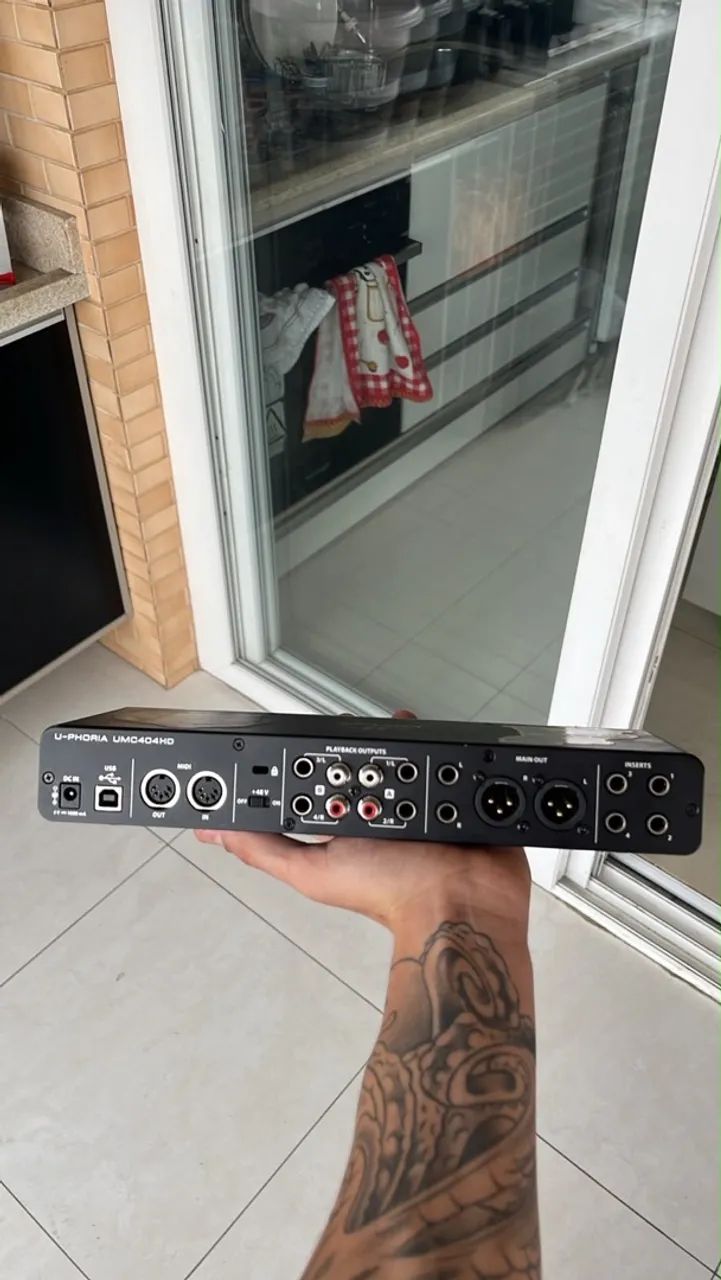 Interface De Áudio Behringer Umc404hd