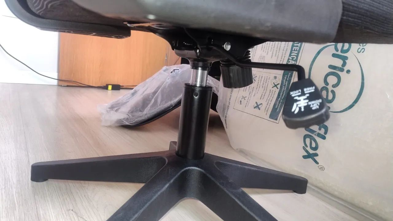  Cadeira ergonomia Genebra - Preta  - Foto 5