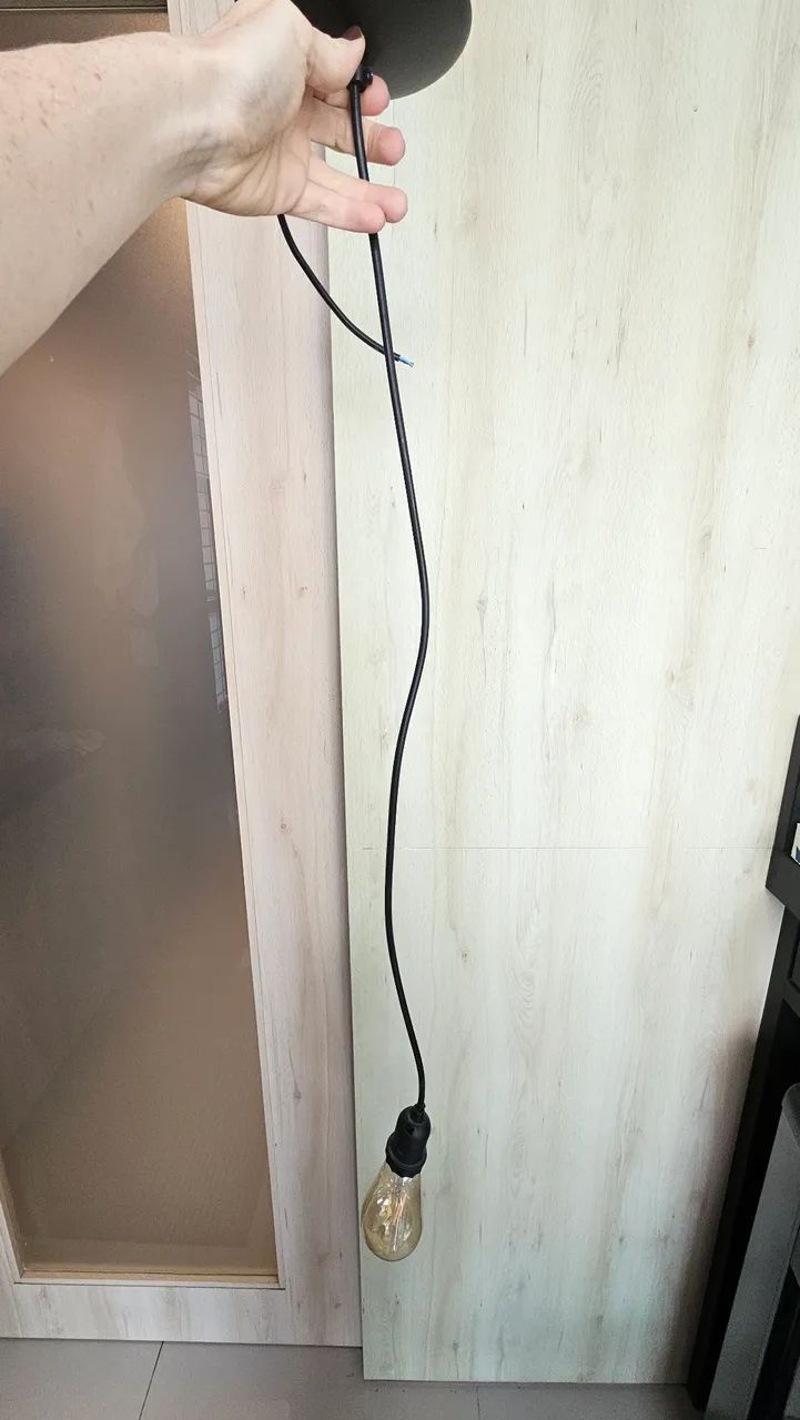 Pendente simples com lâmpada de filamento funcionando