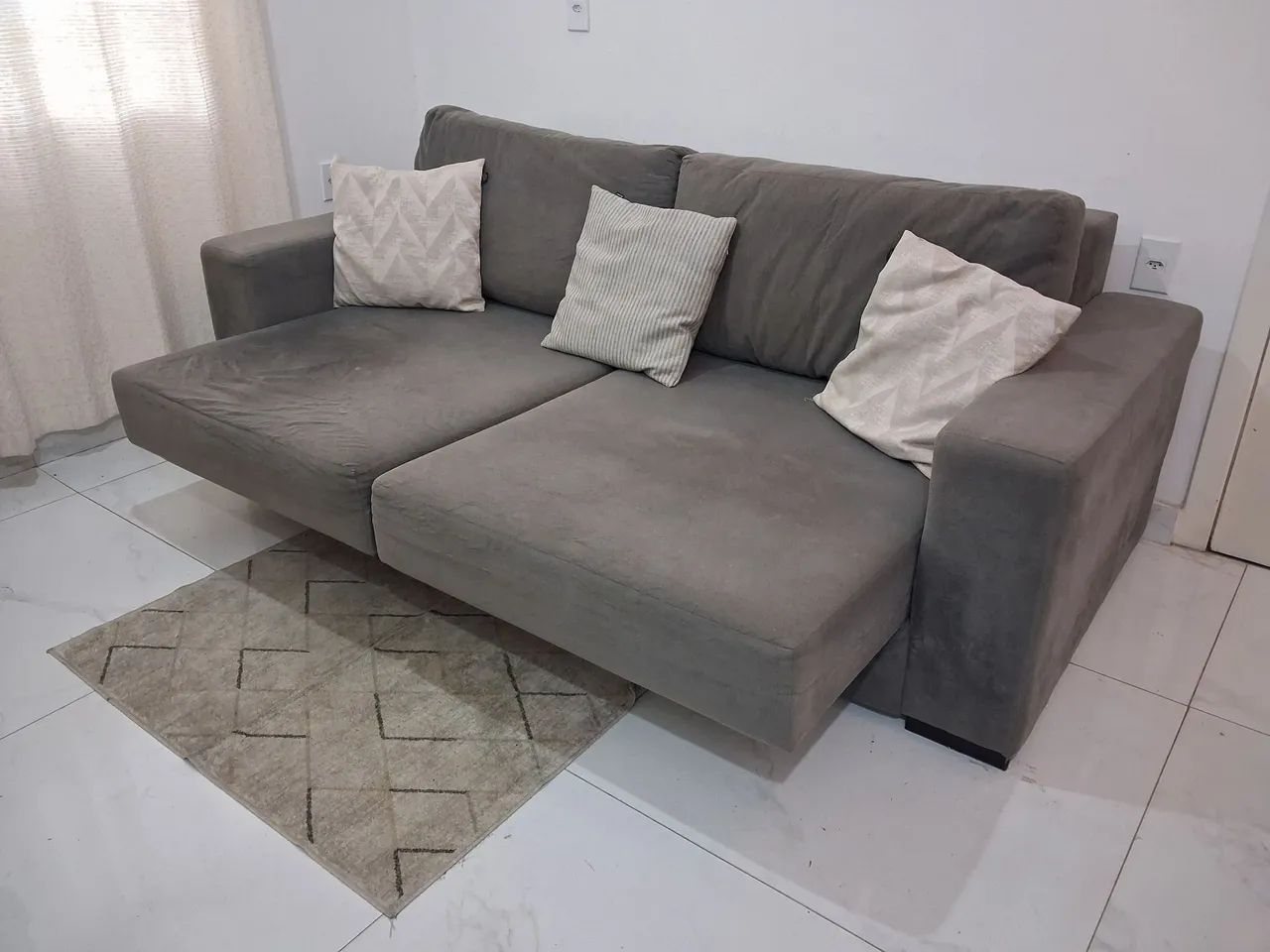 Sofá Retrátil 2,24m Suede Cinza 3 Lugares - R$990 - Foto 3