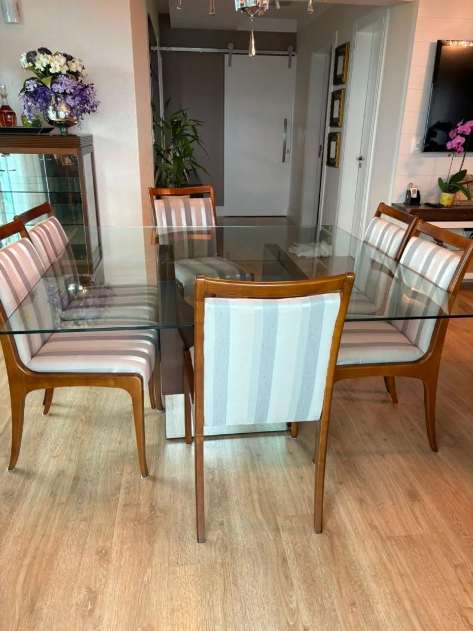 Vendo mesa de jantar com 8 cadeiras 