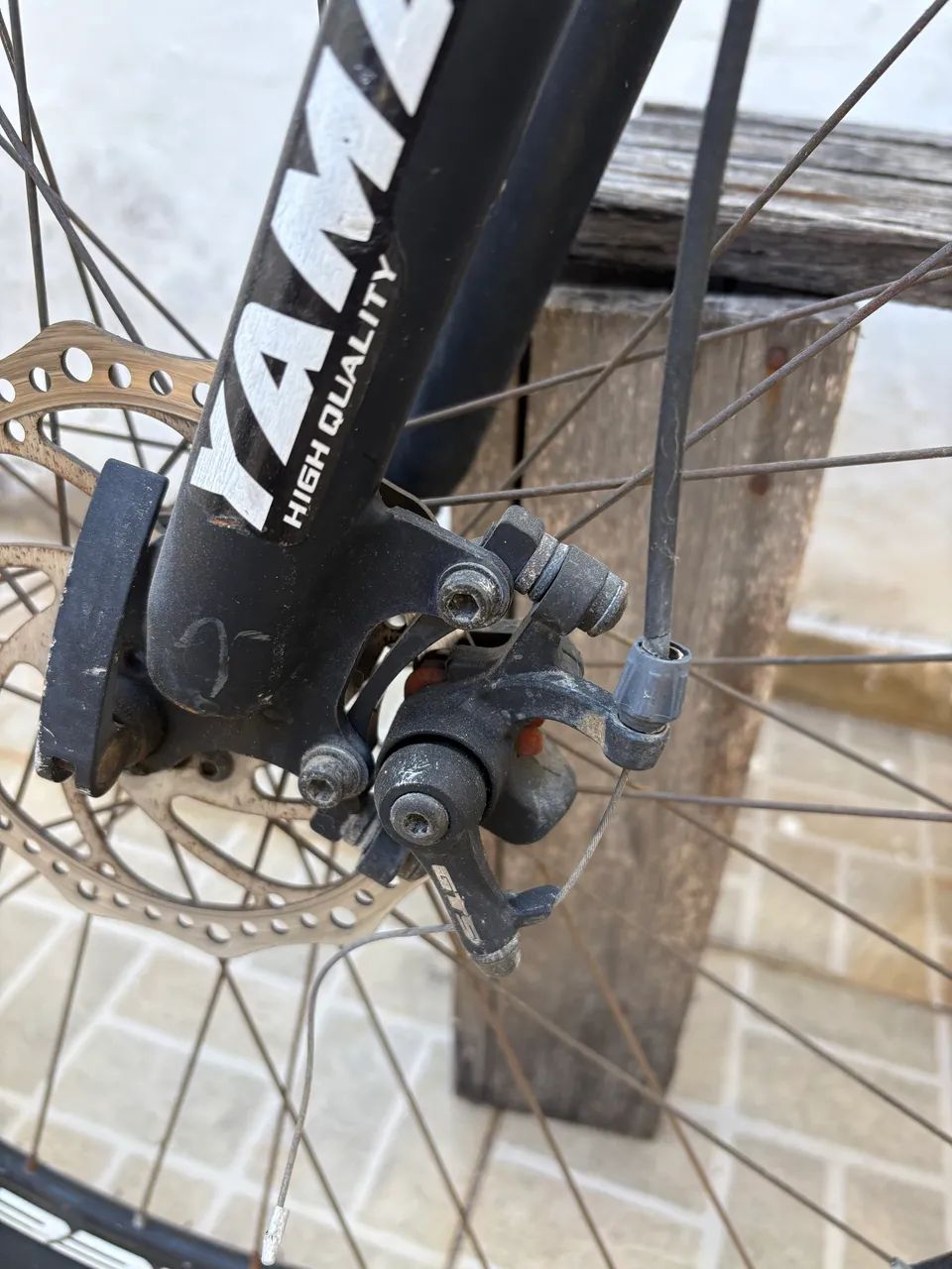 Vendo Bicicleta aro 21, 21 marcha freios a disco e amortecedor. - Foto 4