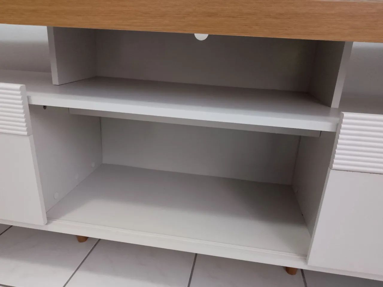 Rack medindo 1.80x66 cor off com madeira , duas portas de correr  - Foto 4