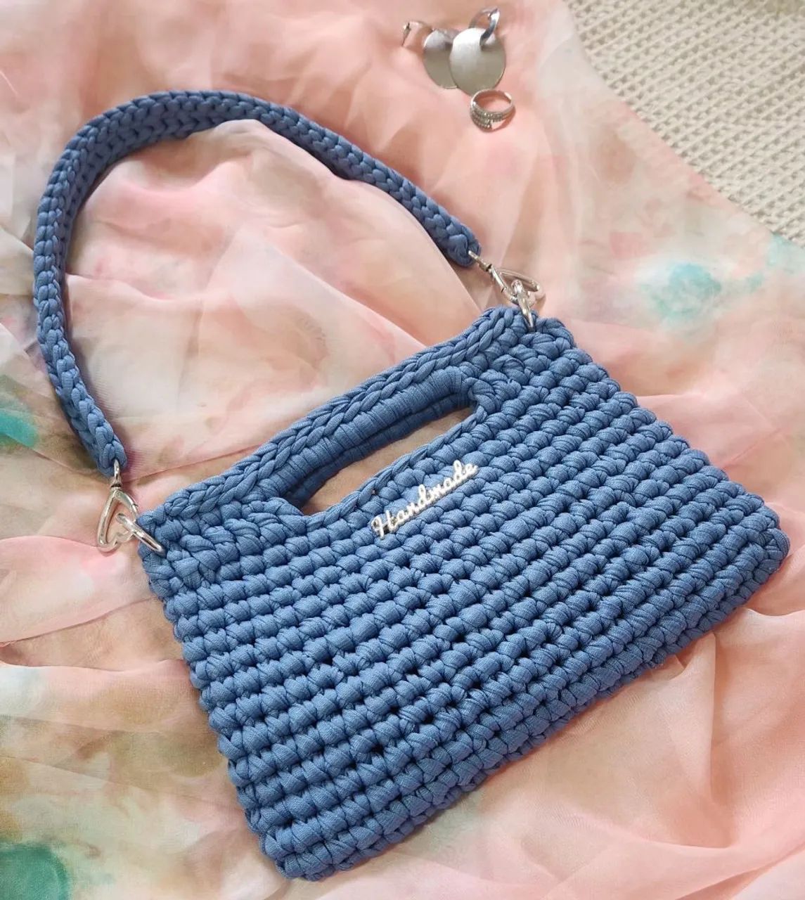 Bolsa em crochê azul claro