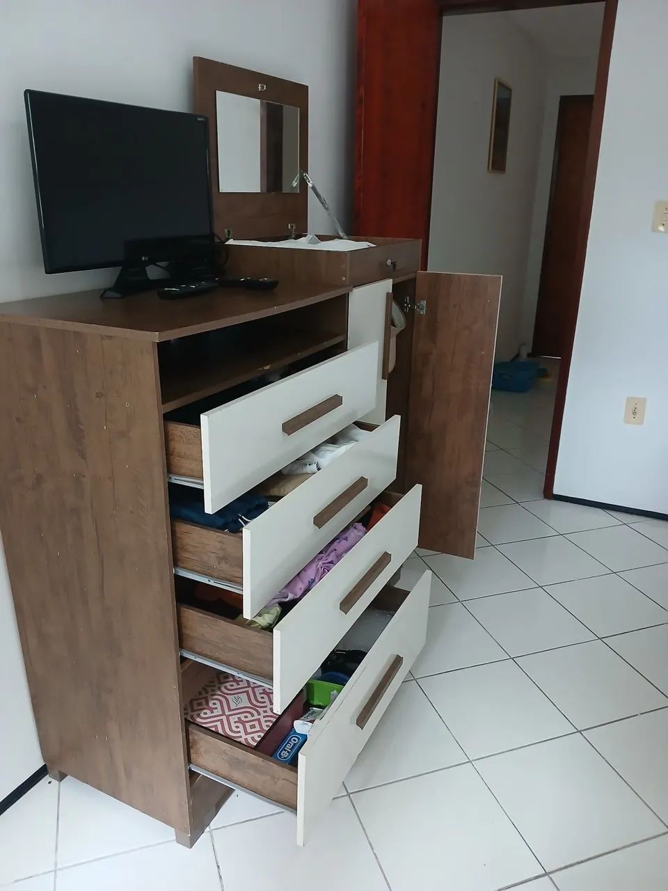 Cômoda com gavetas, baú com chave e espelho e sapateira.  - Foto 3