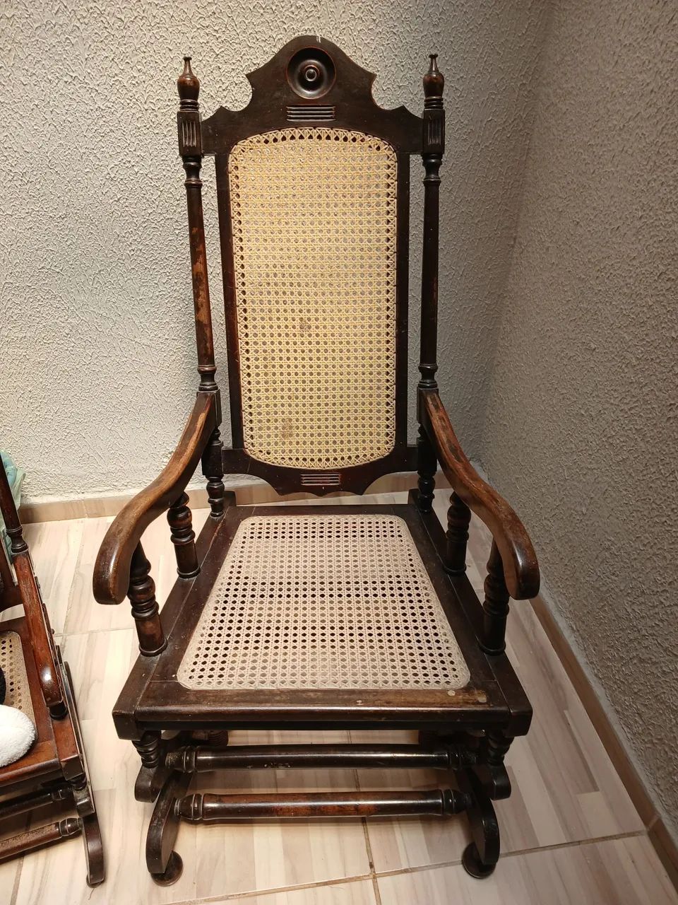 Cadeira de balanço antiga, são 2 cadeiras R$ 700,00 cada. - Foto 2