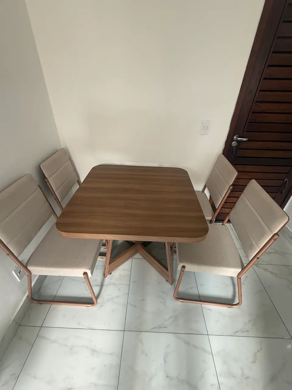 Mesa de jantar 4 lugares com cadeiras