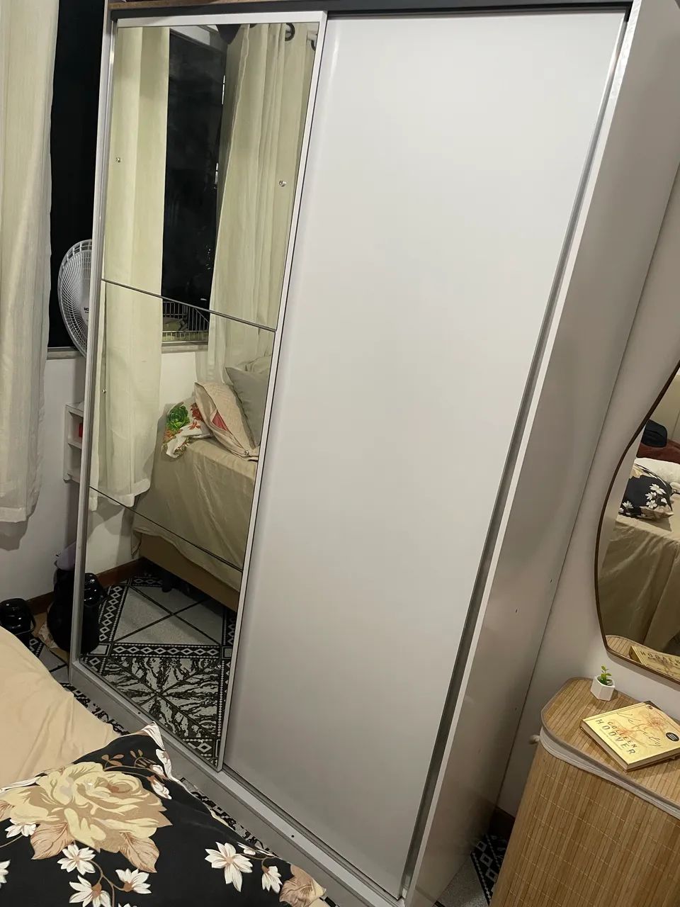Guarda roupa com espelho 