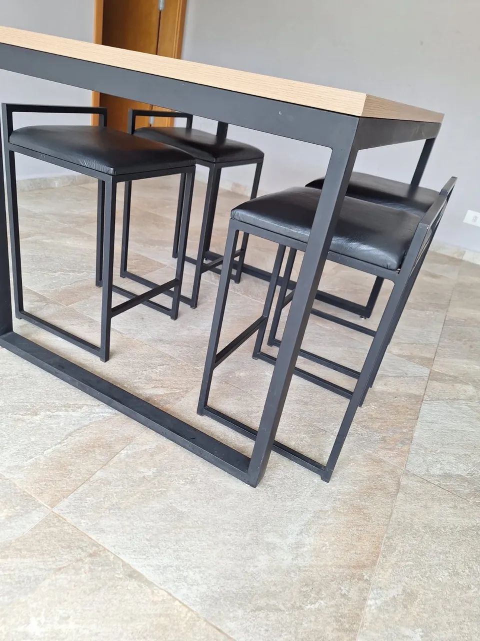 Vendo Mesa de Metal com Madeira + 4 banquetas - Foto 5