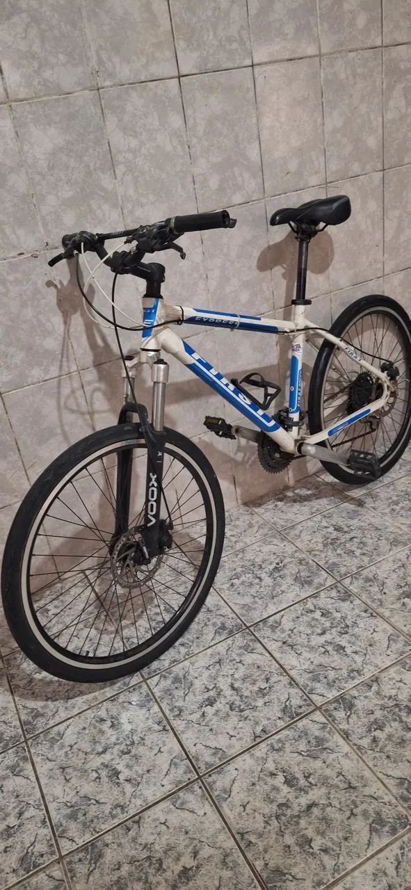 Bicicleta First aro 26 freios a disco 