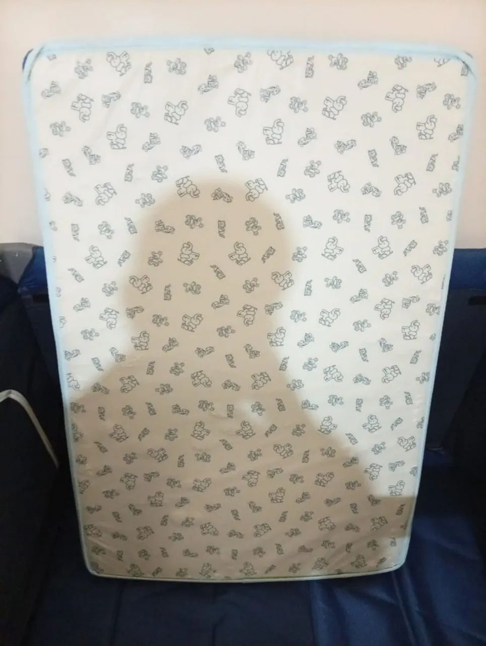 Berço desmontável com colchão 