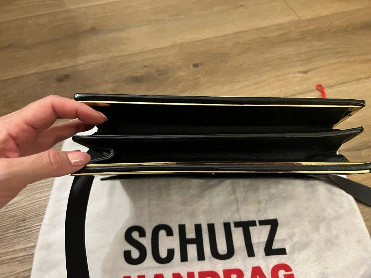 Bolsa Tiracolo Preta de Couro Legítimo - Schutz (Original) - Foto 3
