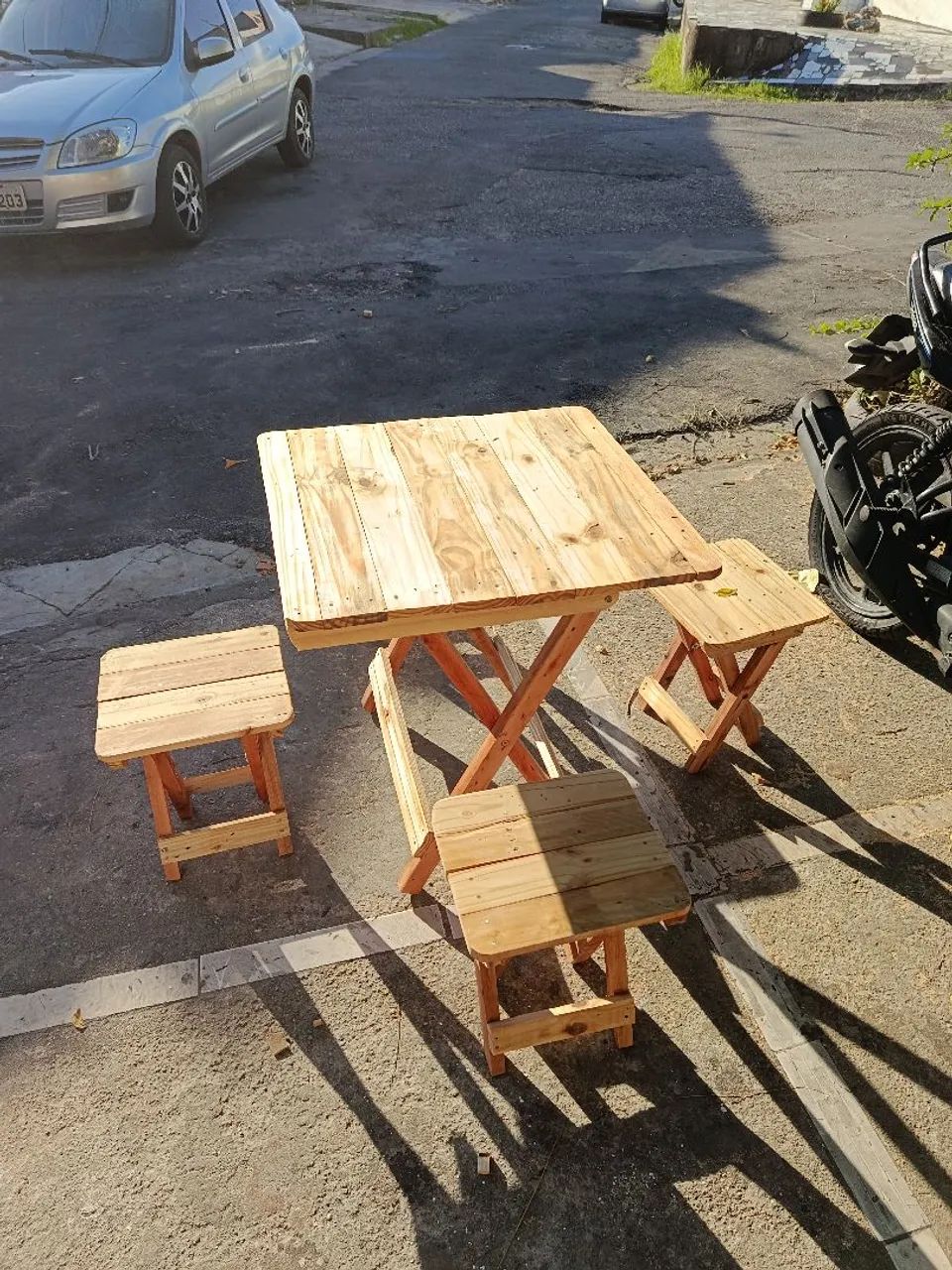 Mesa com 4 banquinhos