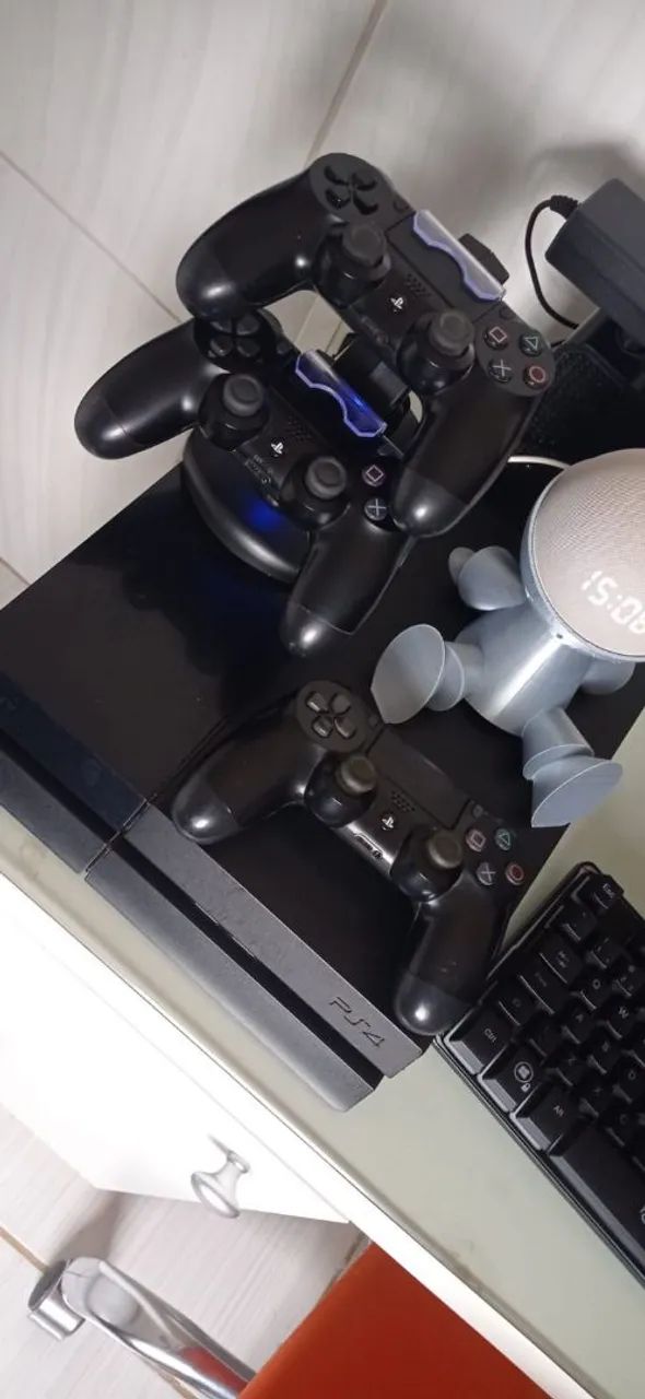 PlayStation 4 fat com três controles e 10 jogos