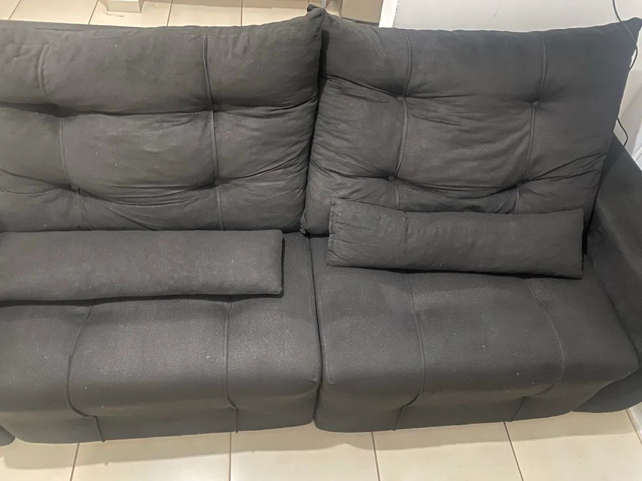 Sofá preto 2 lugares