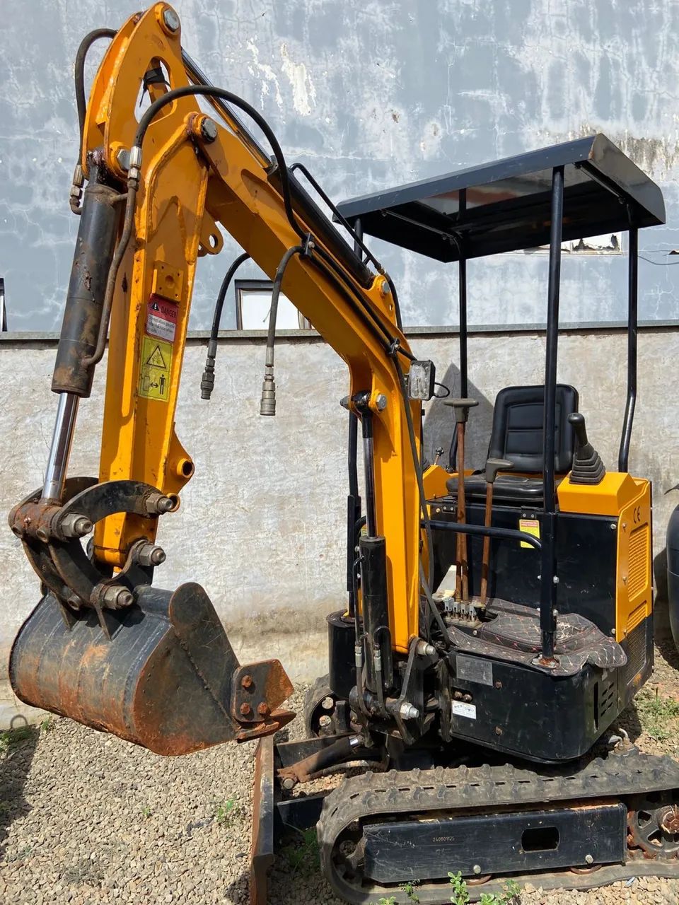 MINI ESCAVADEIRA V15 ANO 2024