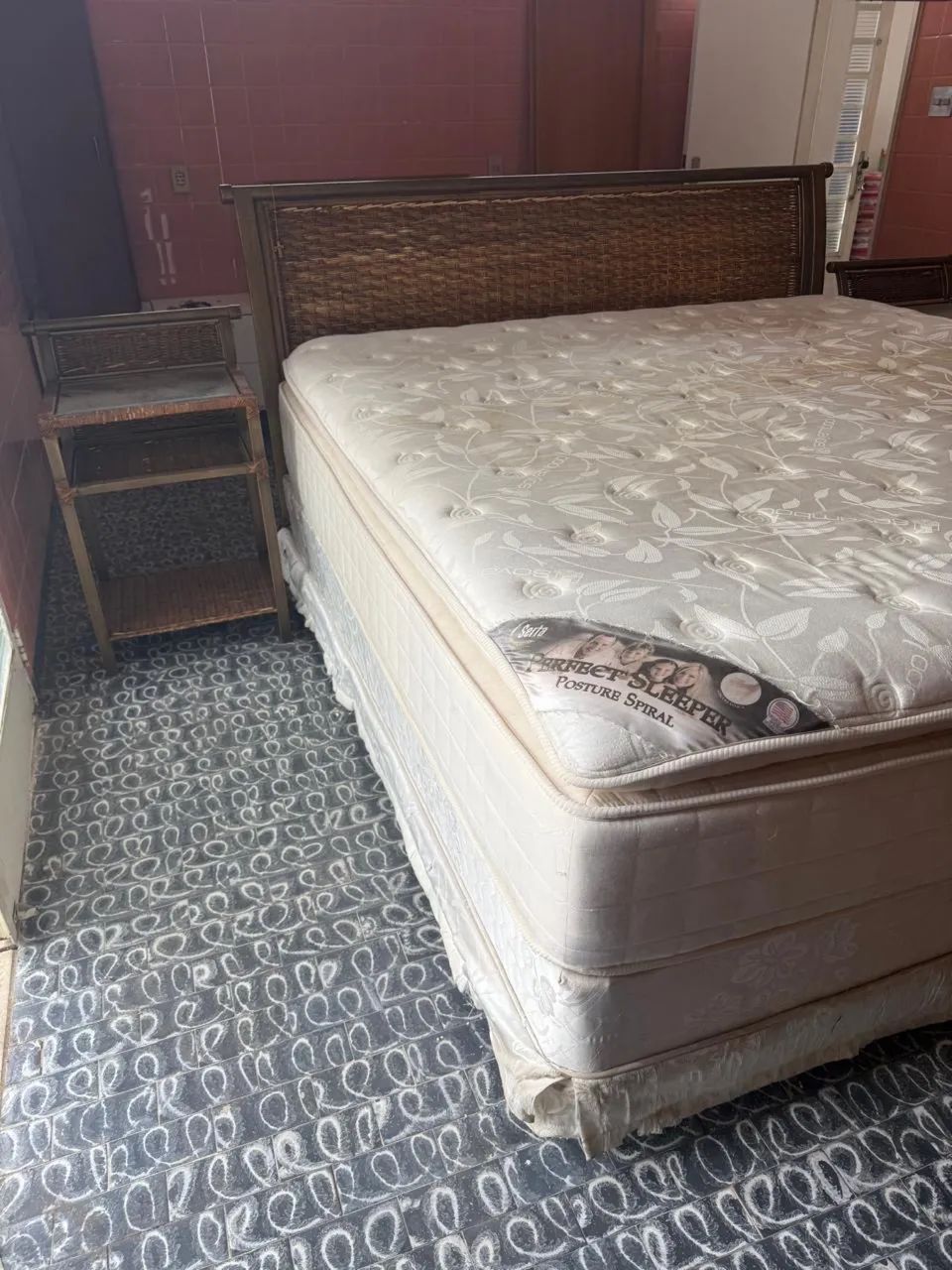 Cama box super king com cabeceira e 02 mesas acessórias  - Foto 4