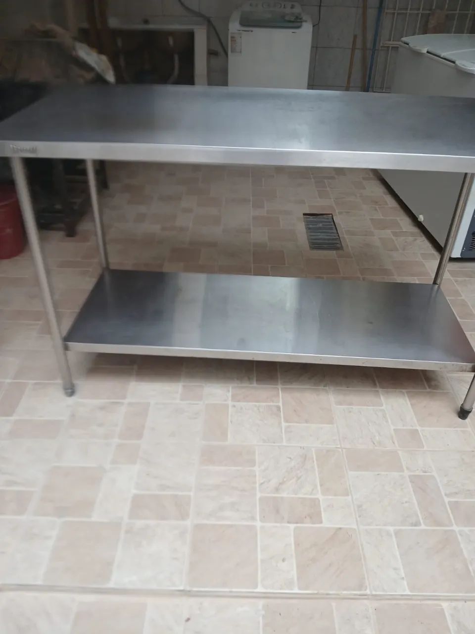 Vende-se mesa com tampo e estrutura em aço  - Foto 2