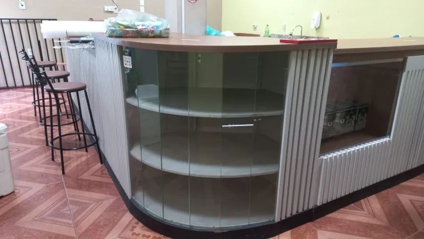 Moderno balcão com vitrine integrada e balcão de atendimento.