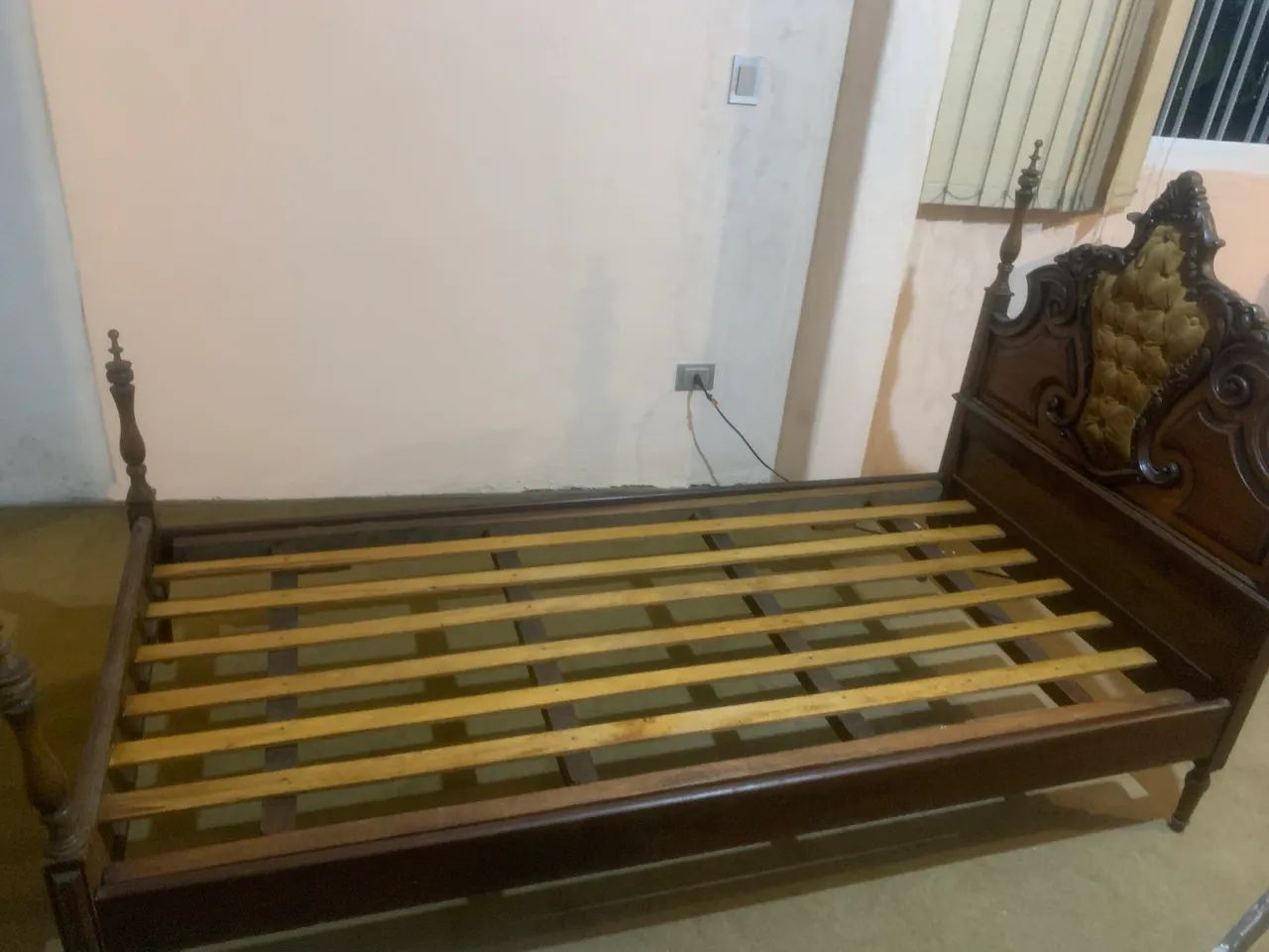 cama antiga de madeira maciça estilo Dom José - Foto 5