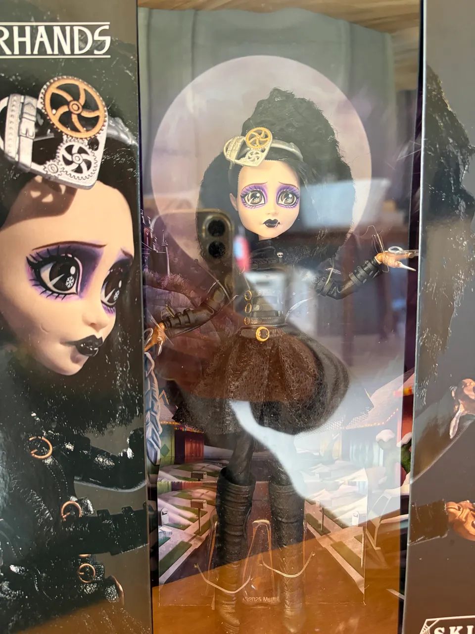 Boneca Monster high Skullector Edward Scissorhands mãos de tesoura  - Foto 2