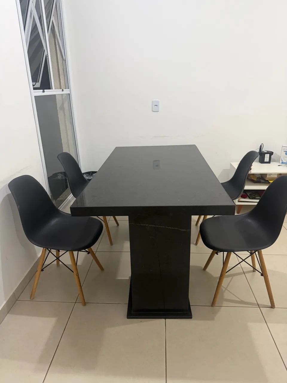 VENDO MESA DE GRANITO COM 4 cadeiras em ARAGUARI