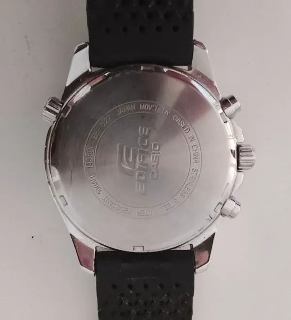 Relógio Casio Edifice com detalhes de ouro, a prova d'agua 100m, de quartzo com bateria - Foto 3