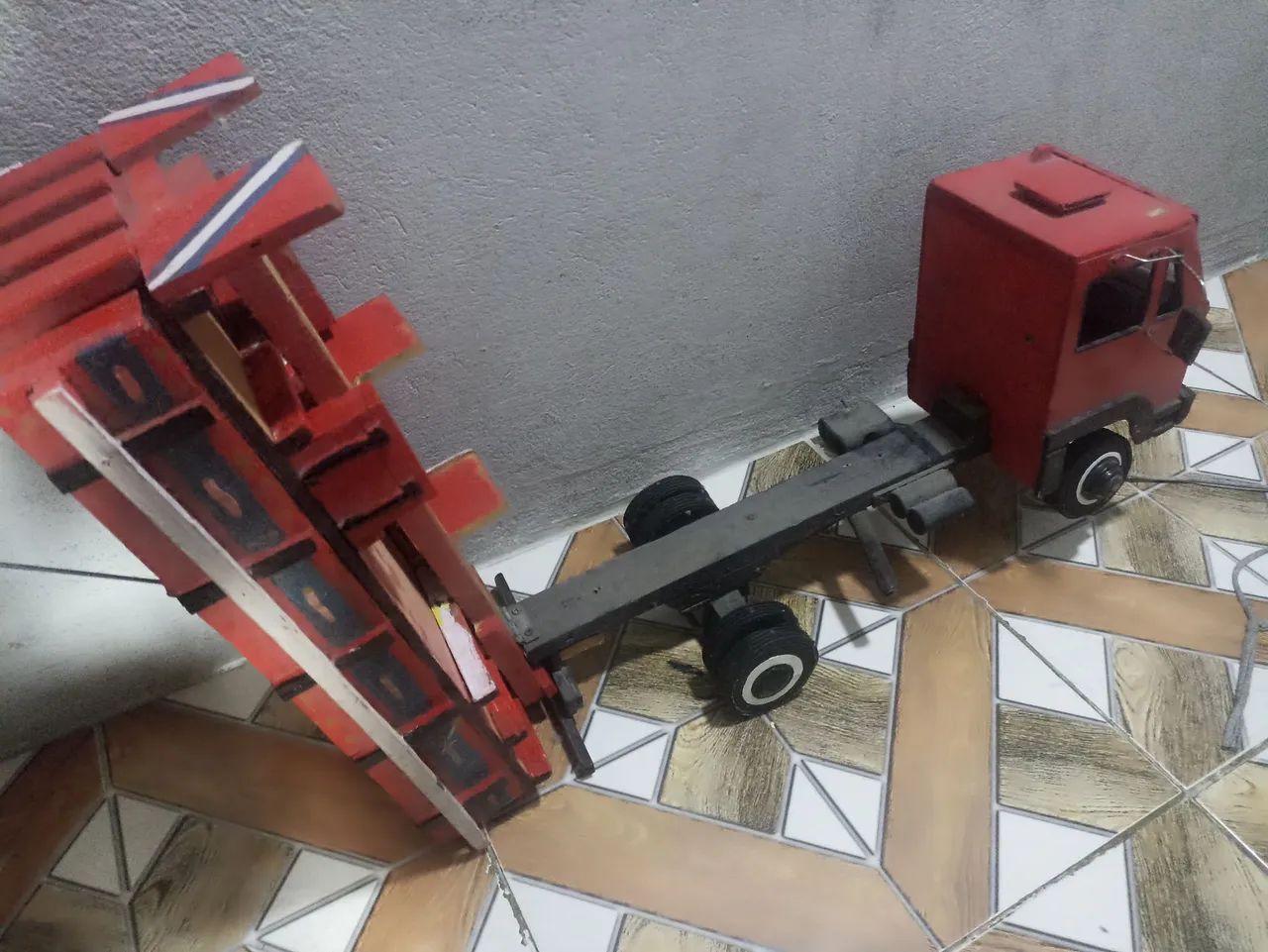 Brinquedo Caminhão de Madeira - tamanho médio - Foto 3