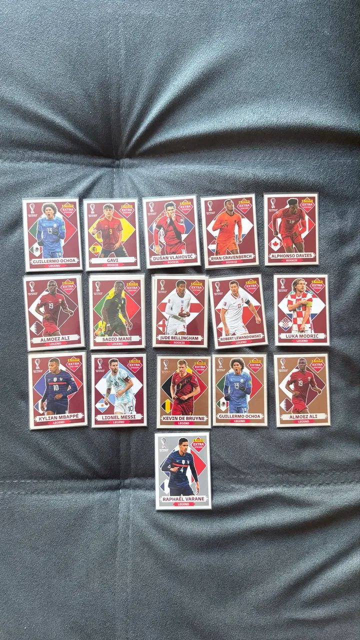 Lote com 16 figurinhas extras de 2022