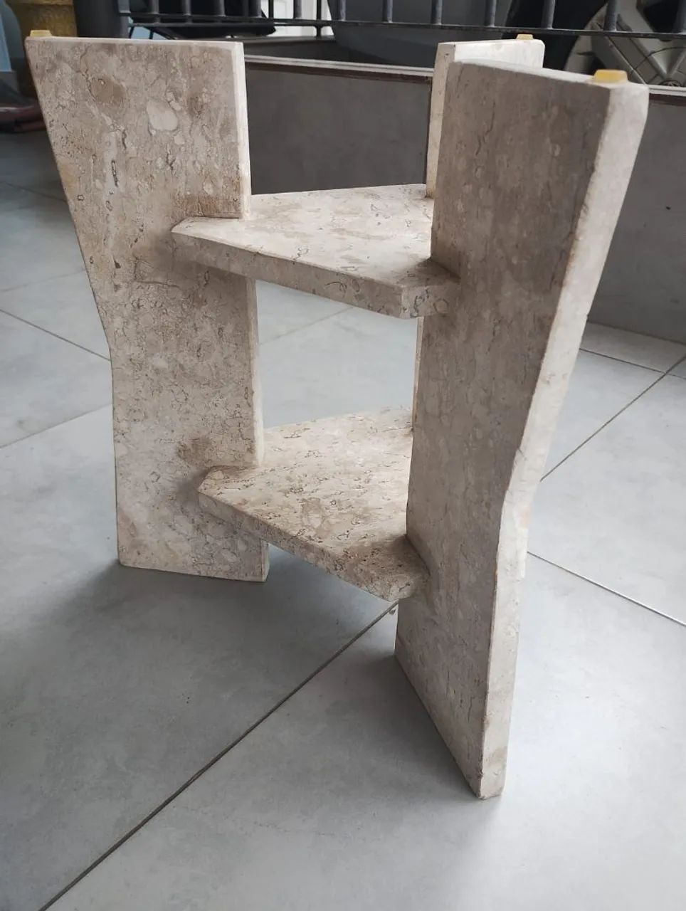 Mesa de canto em Mármore e Vidro Triangular - Foto 2