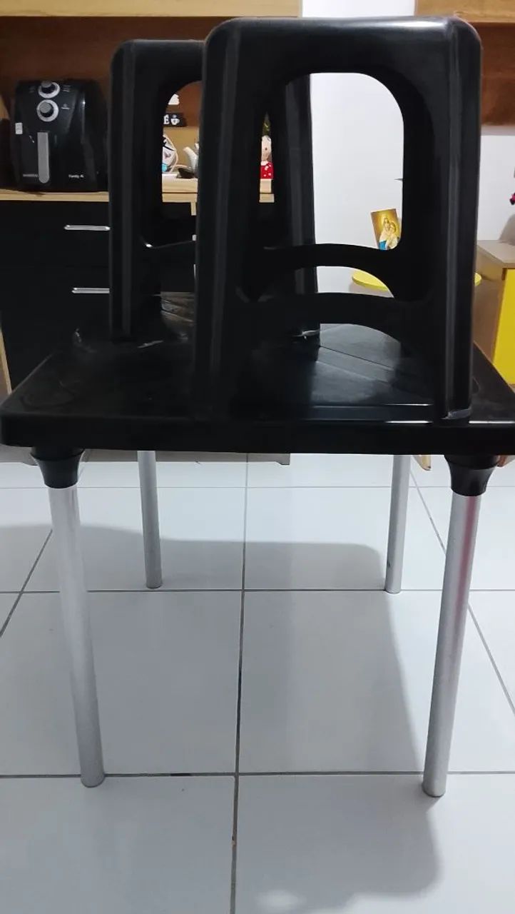 Mesa, tampa de plástico com dois bancos, pés da mesa de inox  - Foto 4