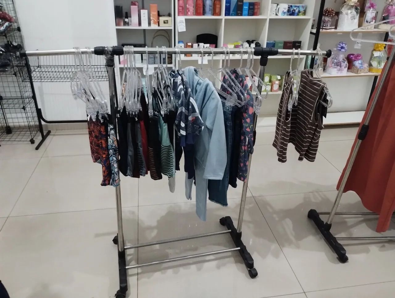 Lote de roupas novas - Foto 5