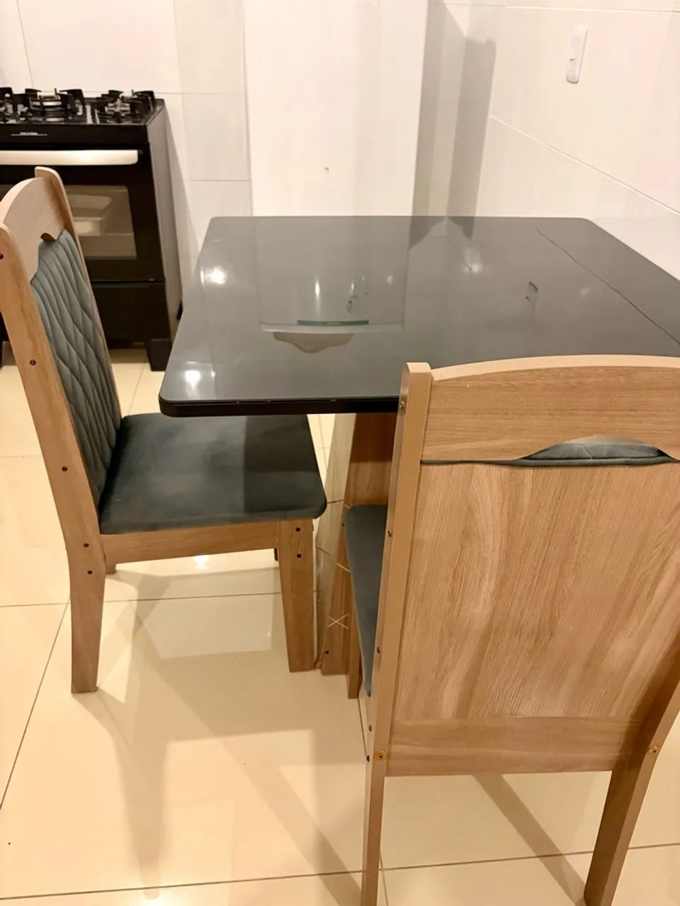 VENDE-SE MESA E DUAS CADEIRAS - Foto 4