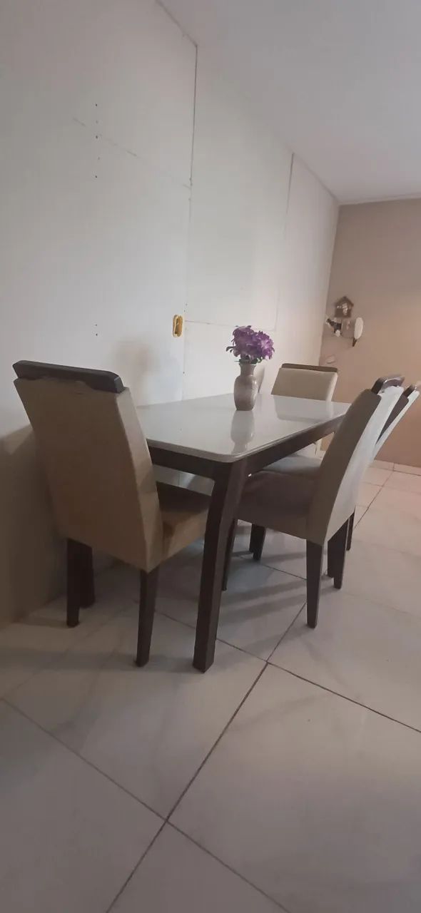 Mesa com 5 cadeiras