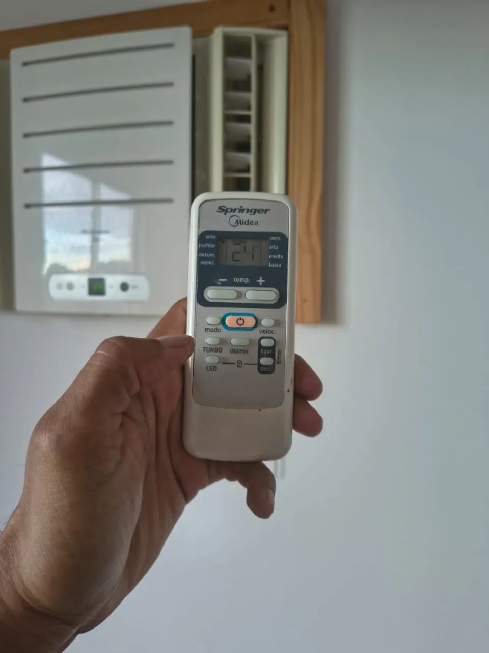 AR CONDICIONADO DE JANELA - Foto 2