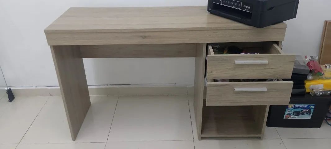 Escrivaninha com duas gavetas
