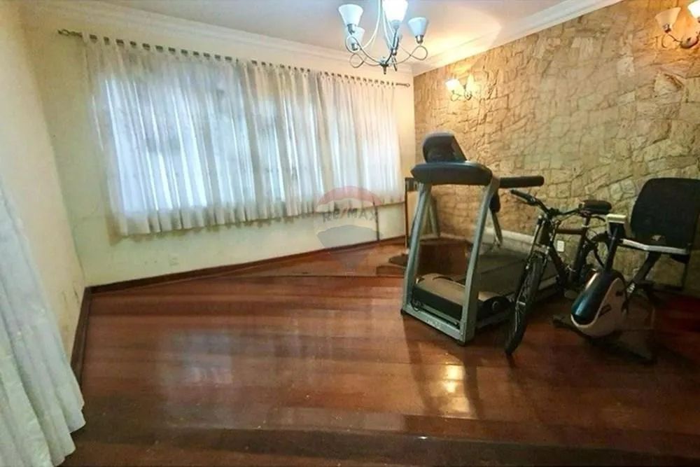 RE/MAX aluga imóvel comercial e/ou residencial, 250 m², com 5 quartos (3 suítes), 3 vagas,