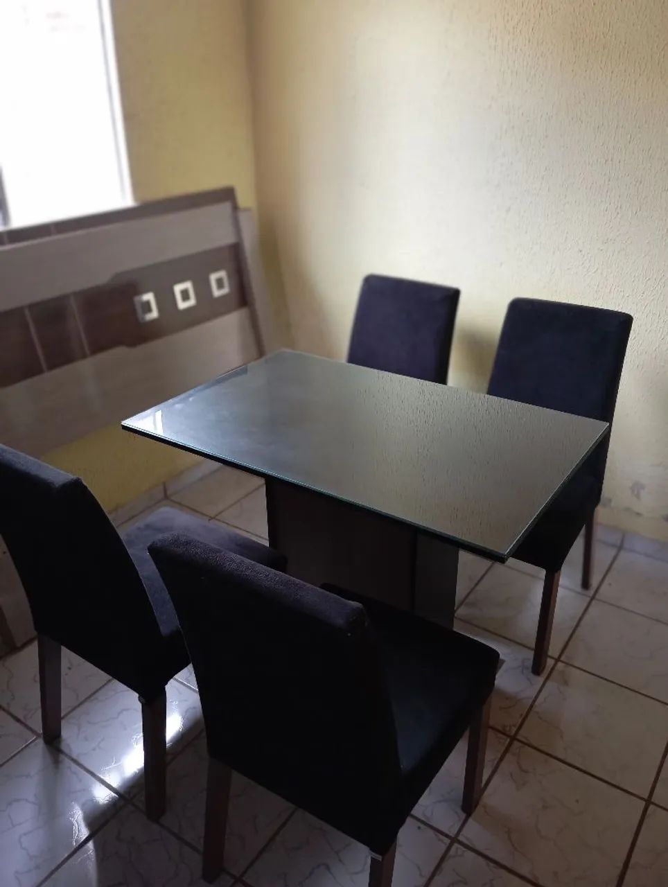 MESA COM 4 CADEIRAS 