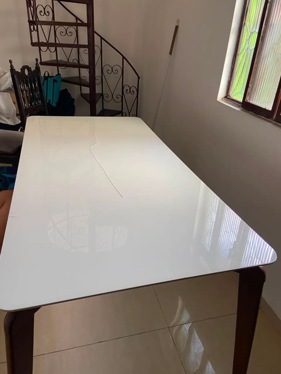 Mesa cirrus laqueada com vidro e madeira maciça  - Foto 3