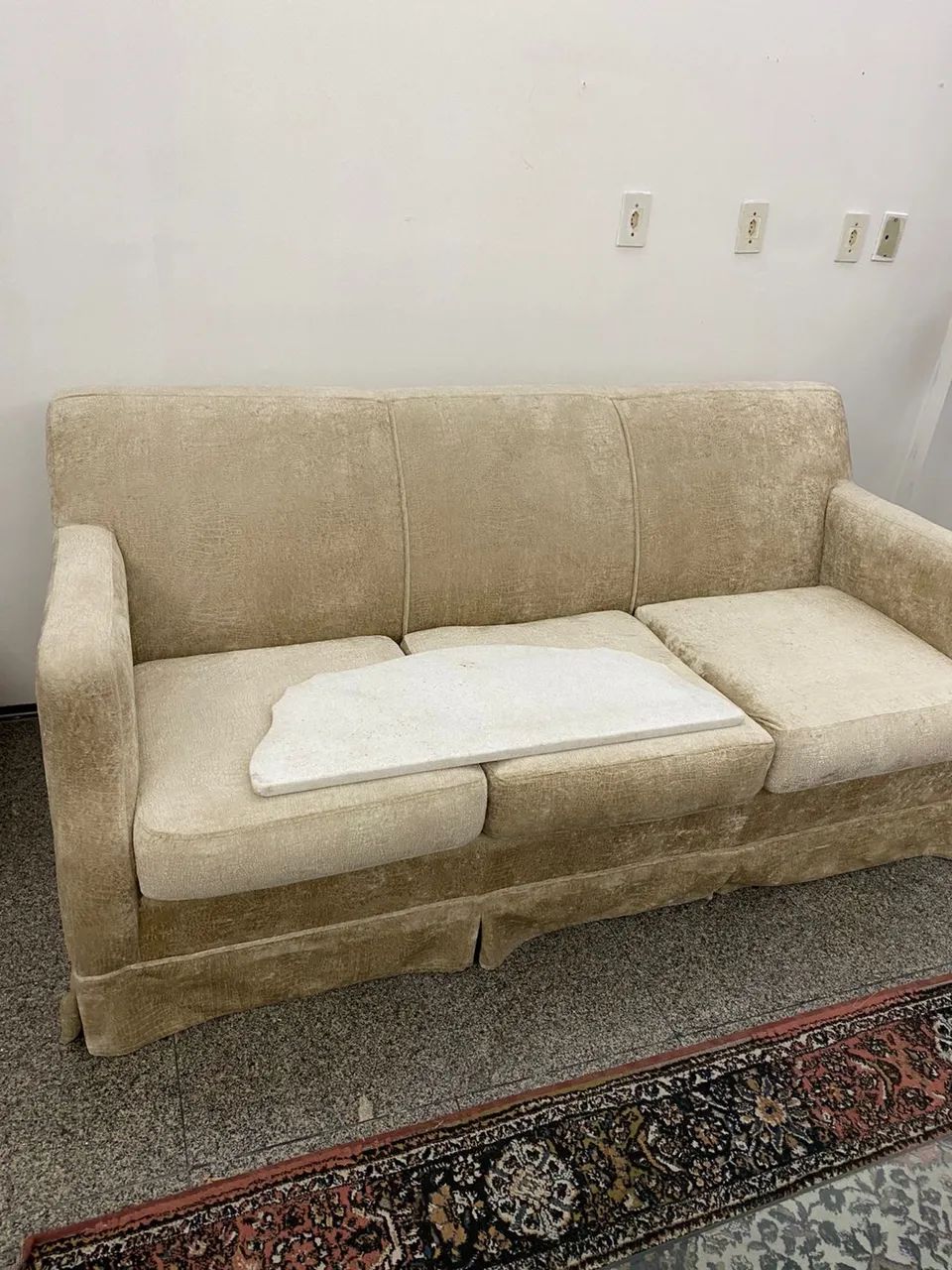 Conjunto de sofá e poltronas elegantes