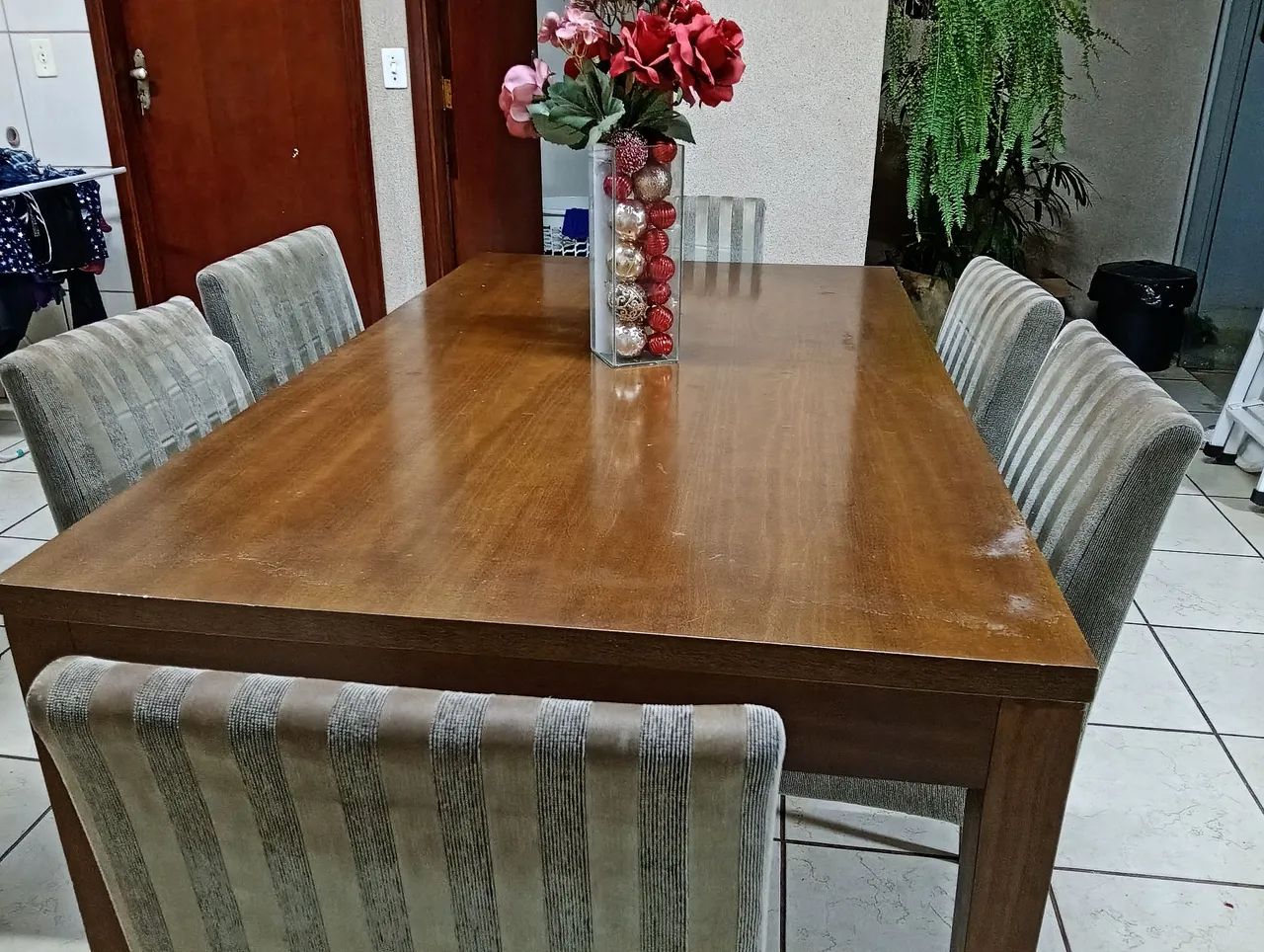 Mesa de madeira com 6 cadeiras  - Foto 2