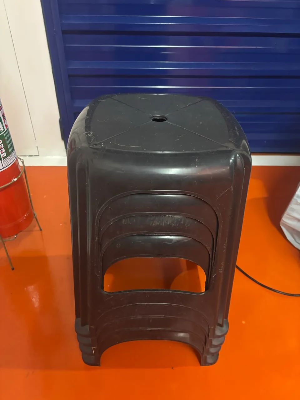 Bancos de plástico preto