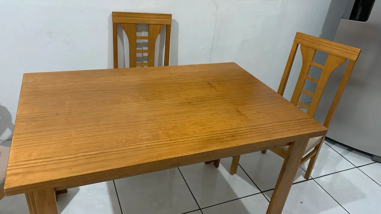 Mesa de Madeira semi nova 